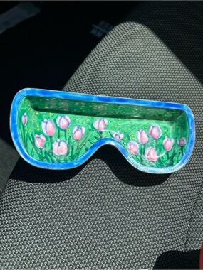 Hand-Painted Ceramic Sunglass Tray – Pink Tulip Design